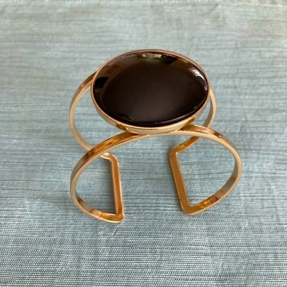 Gold bangle with round black centerpiece - Picture 2 of 2